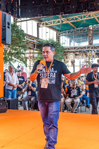 Christopher Laguna, presidente do Novo em Minas, discursa em encontro estadual do partido