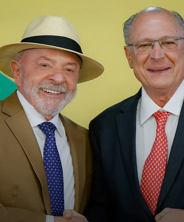 Lula, de chapéu, e Geraldo Alckmin sorriem lado a lado, alvos do pedido de cassação da chapa de Lula