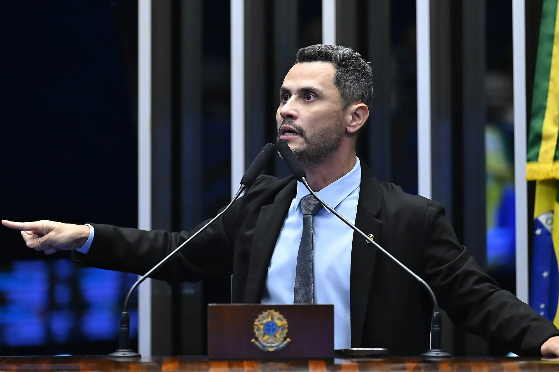 Senador Cleitinho discursa na tribuna do Senado, meses antes do encontro entre OAB-MG e Cleitinho em Belo Horizonte