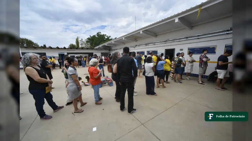 Eleitores em fila para votar, em foto de arquivo do primeiro turno, em dia de ônibus de graça em Patrocínio no segundo turno