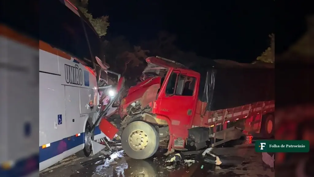Ônibus e caminhão na BR-365 presos um ao outro na pista depois da batida, à noite, perto de Varjão de Minas