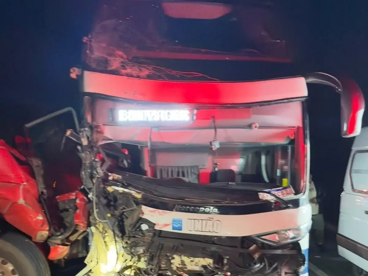 Frente destruída do ônibus depois da batida entre ônibus e caminhão na BR-365