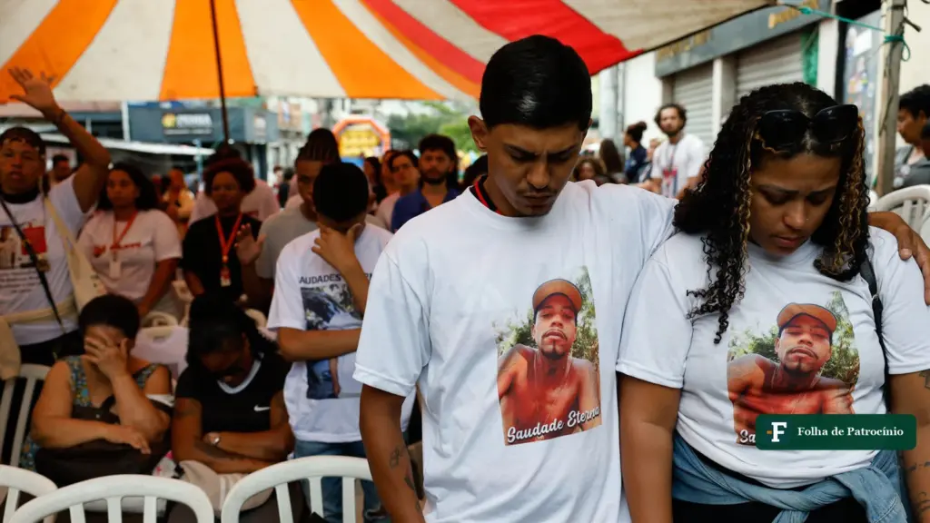 Familiares de vítimas da Operação Contenção, com camisetas de homenagem, em ato no Complexo da Penha, no Rio
