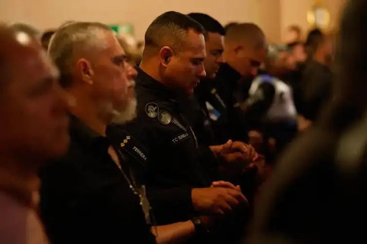 Policiais rezam em missa pelos agentes mortos na Operação Contenção, no Theatro Municipal do Rio