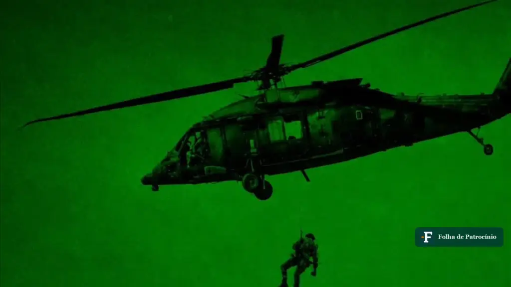 Operação da CIA no Brasil: helicóptero militar e soldado descendo por corda, em imagem ilustrativa de visão noturna