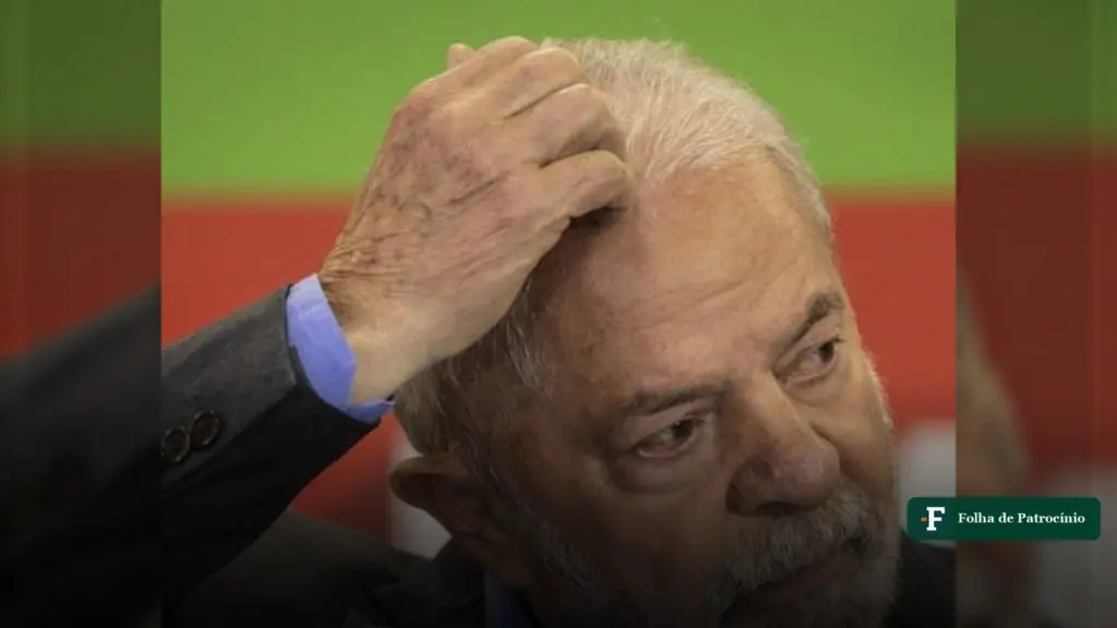 Lula com a mão na cabeça durante evento, presidente cuja conta do Orçamento de 2027 prevê falta de recursos a partir de 2028. Foto: Reprodução