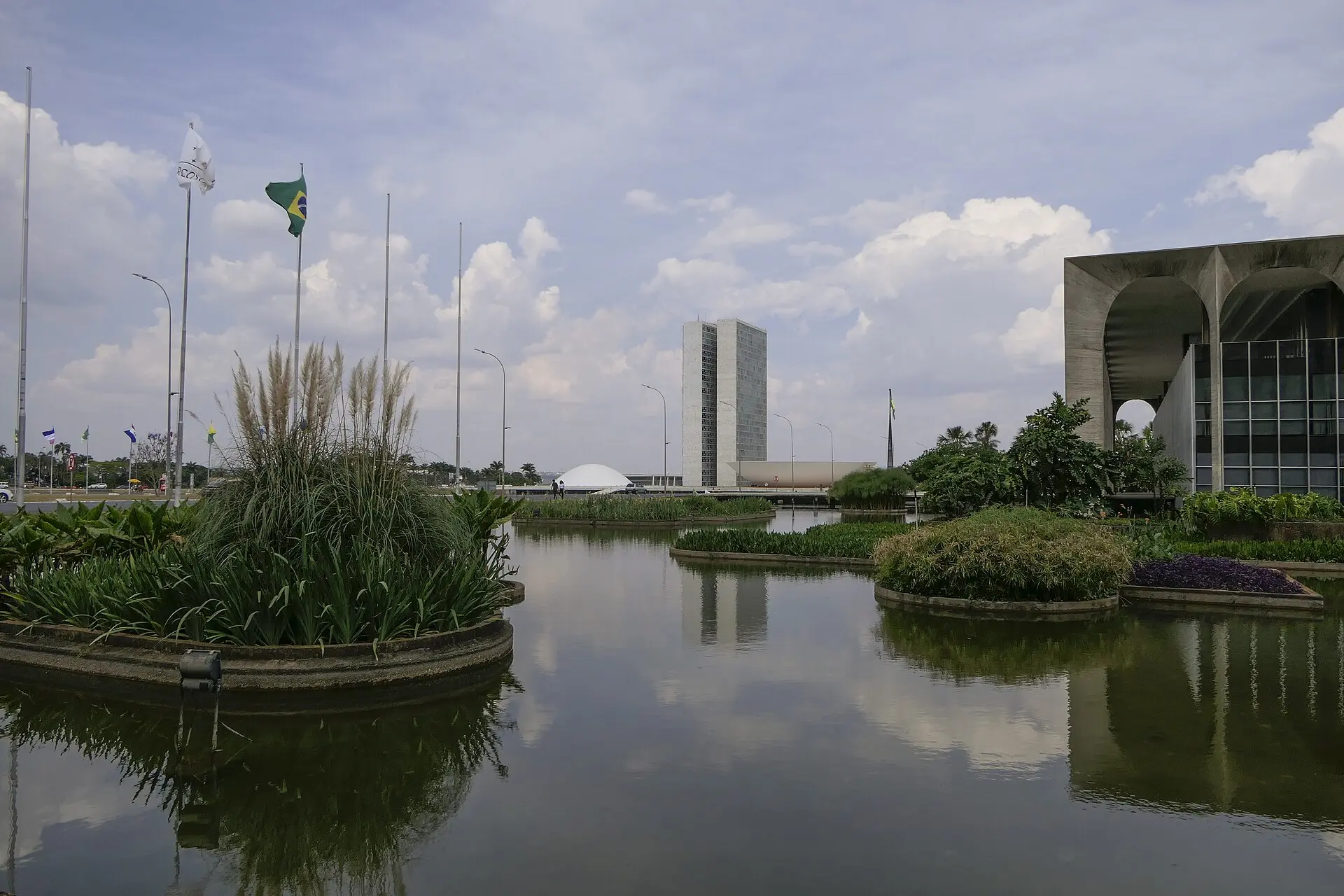 Fachada do Congresso Nacional com as cúpulas da Câmara e do Senado, em Brasília, onde tramita o Orçamento de 2027