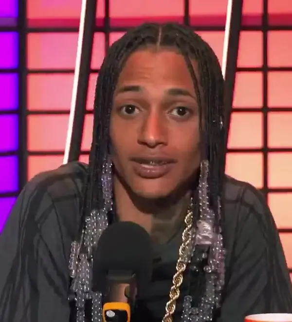 Oruam e Marcinho VP: o rapper Oruam fala ao microfone em entrevista ao Multishow, em 2024