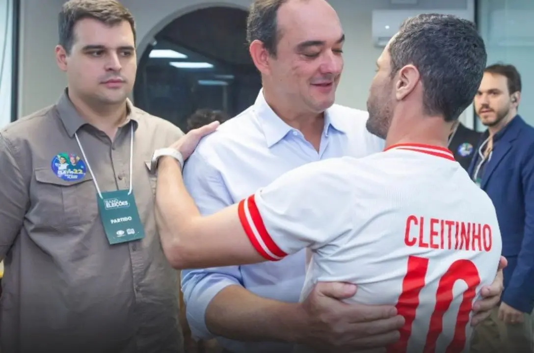Cleitinho Azevedo, de costas, abraça um homem em imagem sem data divulgada, ligada ao Pacto por Minas