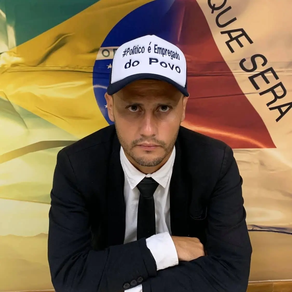 Cleitinho Azevedo de terno e boné em retrato de 2019, ilustração da matéria sobre o Pacto por Minas