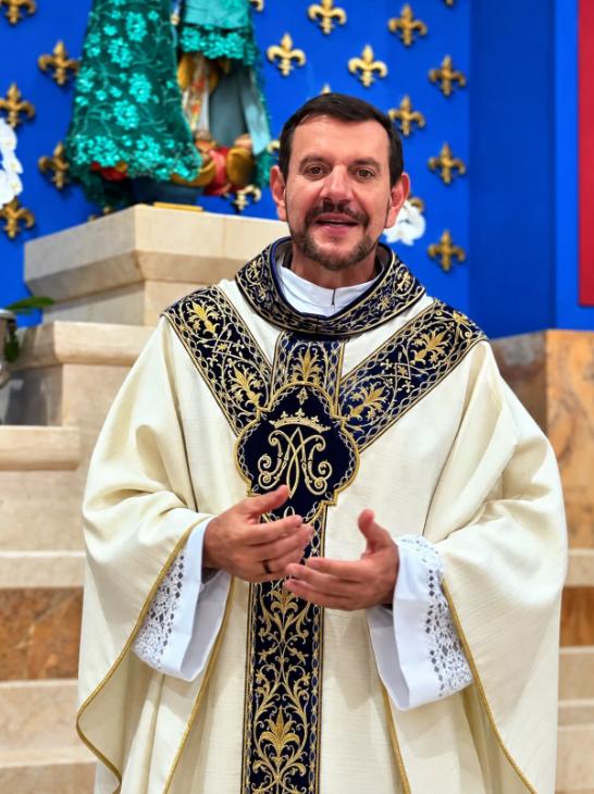 Padre Márcio Ruback de casula, no Santuário de Nossa Senhora da Abadia, em Romaria