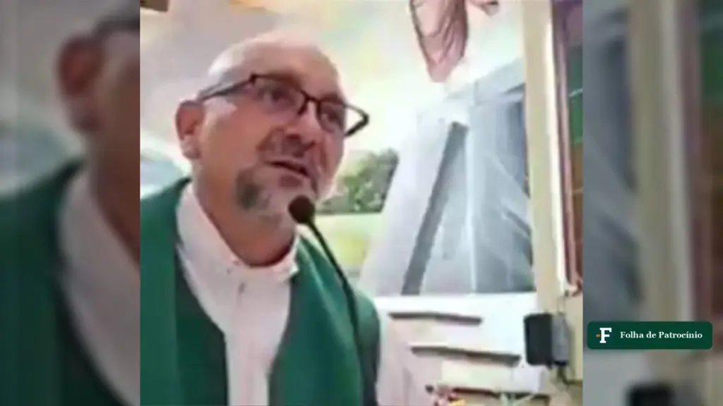 Padre morre atingido por cruz: Patricio Sánchez Molinari celebra missa ao microfone, com estola verde