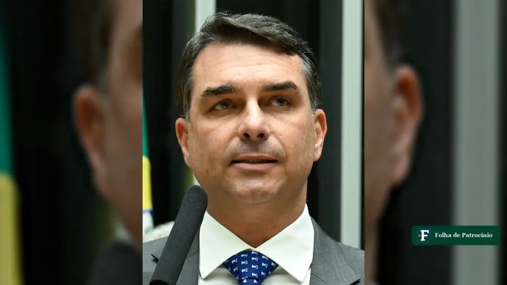 Parcial do exterior: o senador Flávio Bolsonaro discursa ao microfone no plenário do Congresso