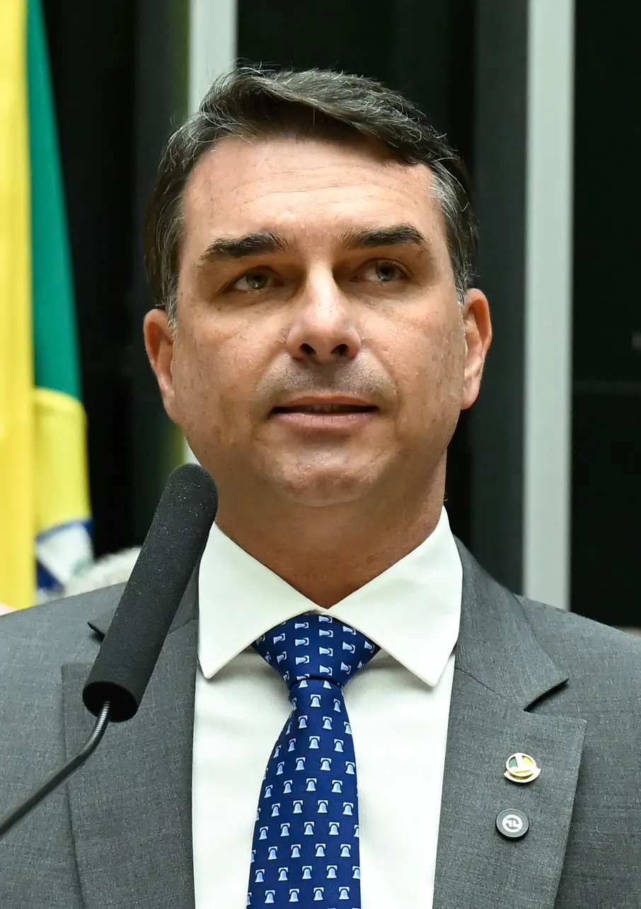 Flávio Bolsonaro, que liderava a parcial do exterior pela manhã, no plenário do Congresso