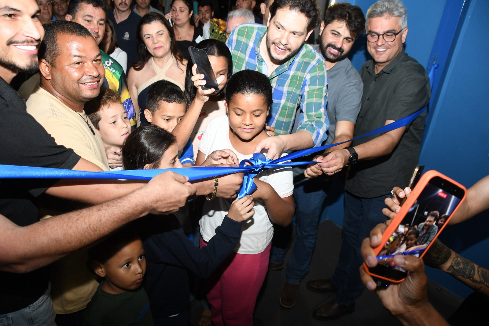 Crianças e autoridades cortam a fita azul na reabertura do Parque da Matinha