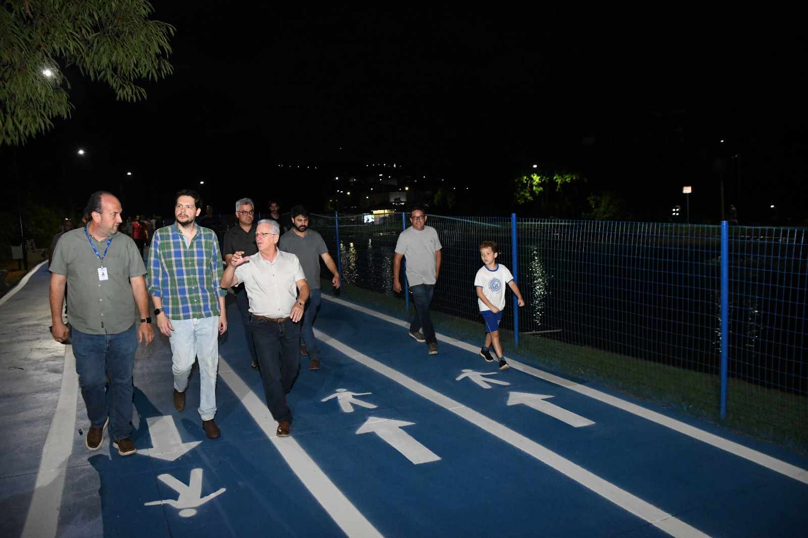 Autoridades caminham pela pista azul revitalizada do Parque da Matinha à noite