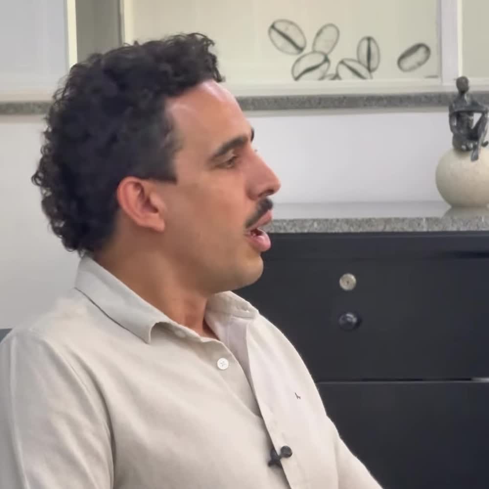 Felipe Dias Rosa, da Ativa Inclusão, fala sobre os Parques Girassol em Patrocínio durante a assinatura da ordem de serviço