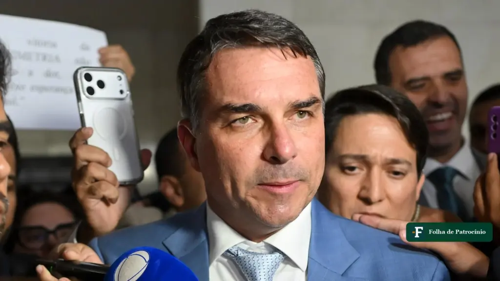 Senador Flávio Bolsonaro cercado por jornalistas, no dia em que disse ter sido intimado a entregar o passaporte de Flávio à PF