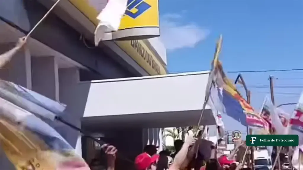 Passeata em Três Marias com bandeiras e camisas vermelhas diante da agência do Banco do Brasil