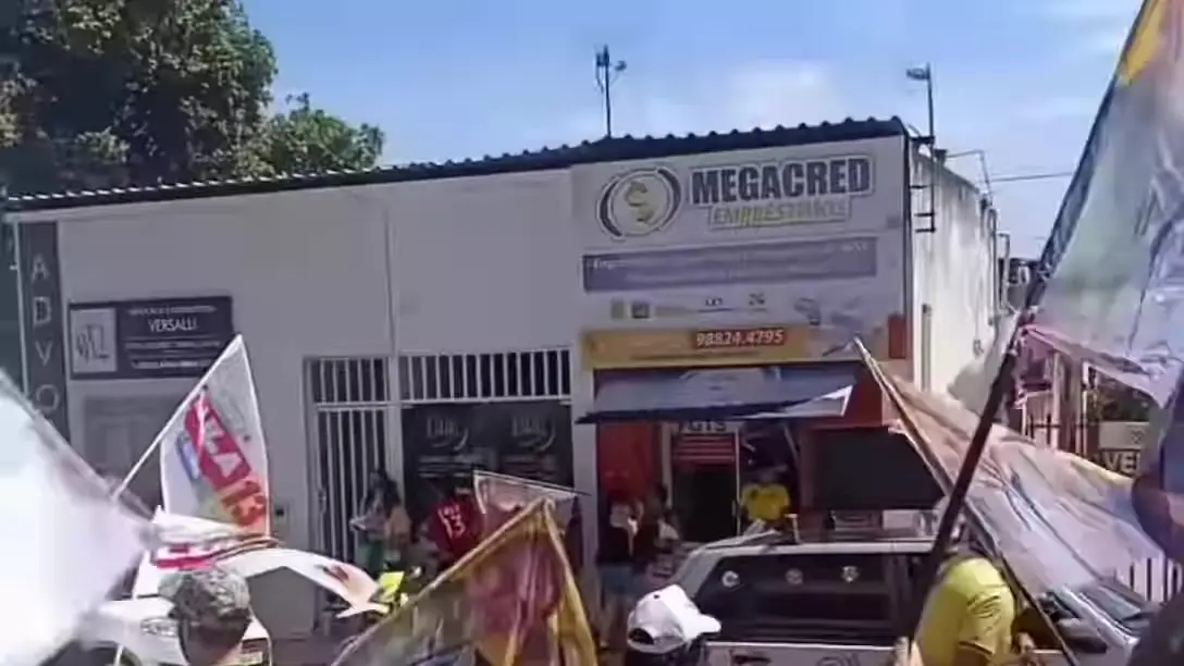Passeata em Três Marias segue por rua do centro com bandeiras de campanha