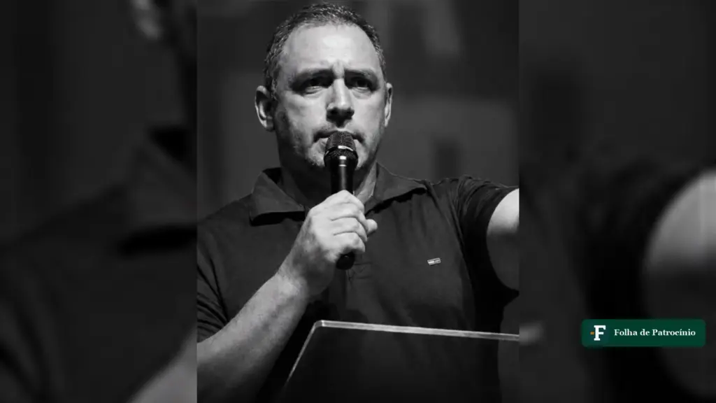 O pastor Jeferson, da Igreja Ágape, fala ao microfone durante culto em Patrocínio