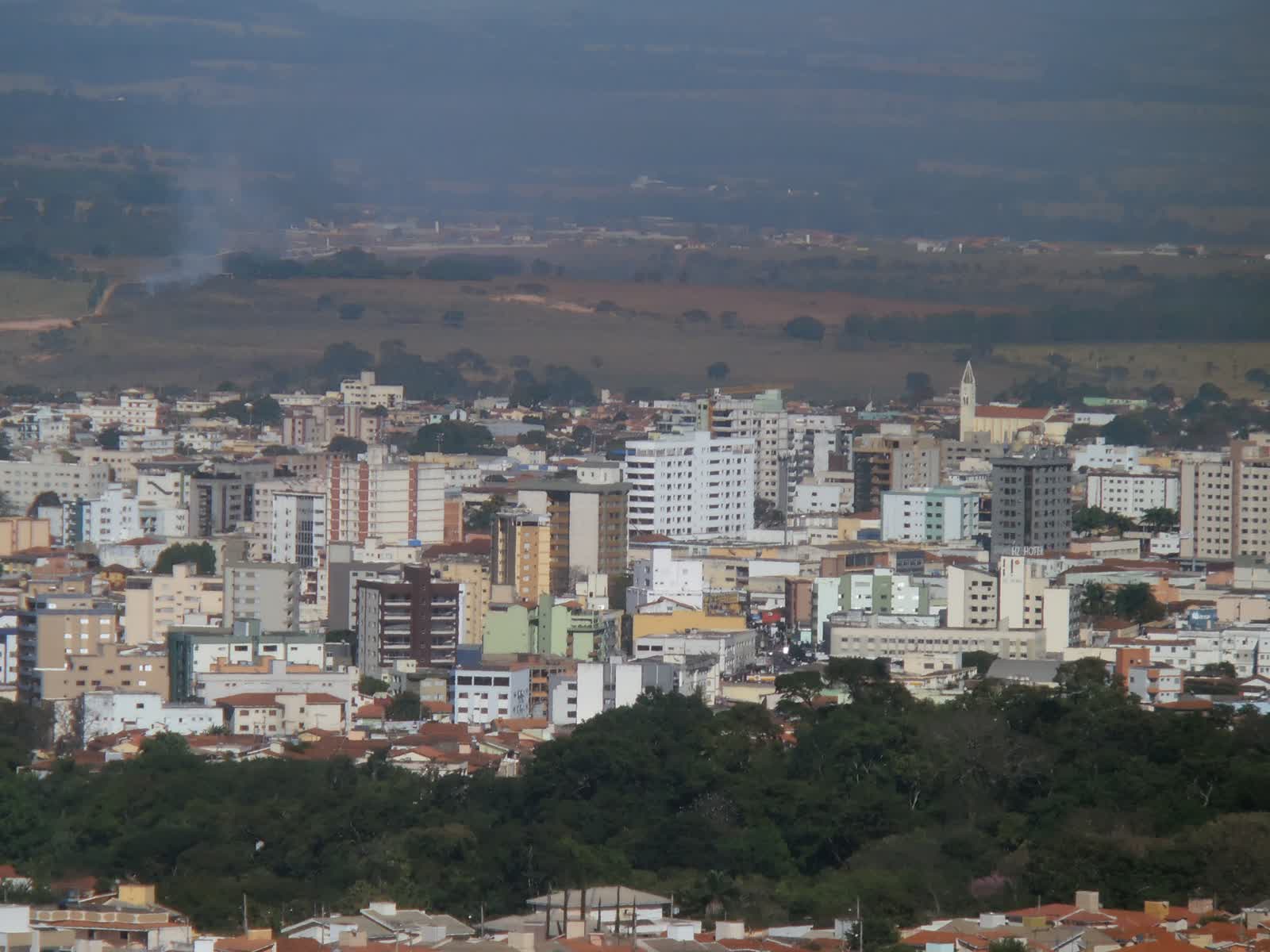 Vista aérea de Patos de Minas, onde o acusado de feminicídio foi preso