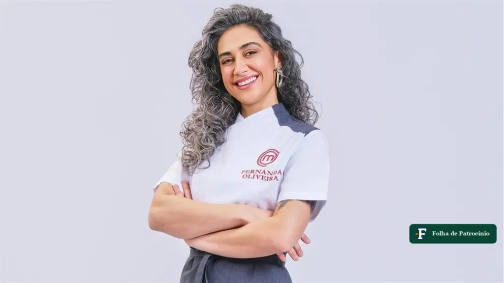 Fernanda Oliveira, a Loba, de dólmã branco com o logo do MasterChef, em foto oficial da temporada de profissionais