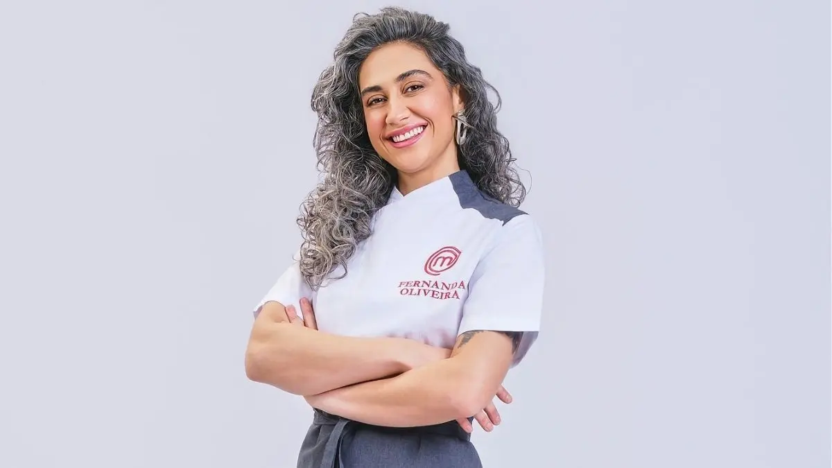 Fernanda Oliveira, a Loba, de dólmã branco com o logo do MasterChef, em foto oficial da temporada de profissionais