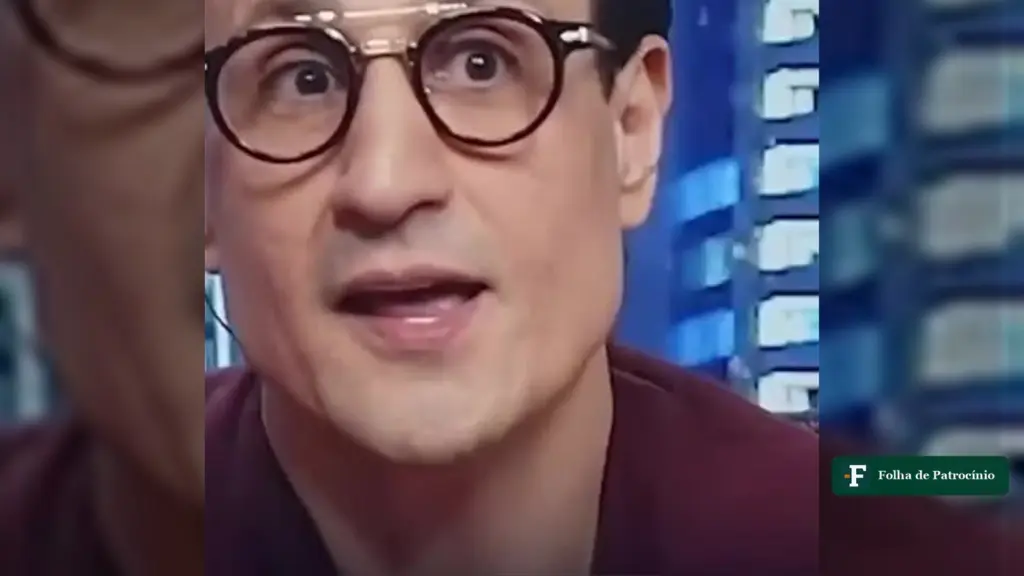 Tiago Pavinatto fala em estúdio, de óculos, em vídeo sobre Pavinatto e Tarcísio