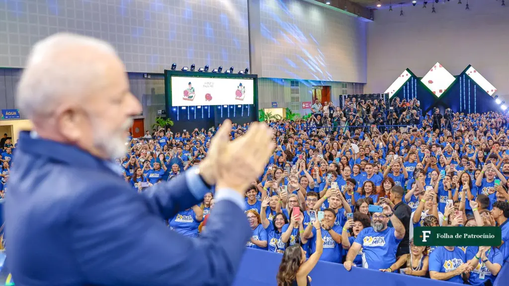 Pé-de-Meia em novembro: o presidente Lula aplaude estudantes em cerimônia do programa