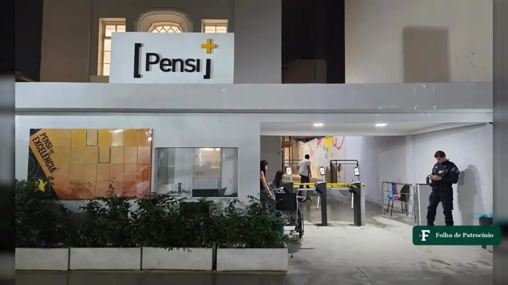 Pedido de anulação: entrada do Colégio Pensi, local de votação no Rio, com os portões já fechados na noite do segundo turno