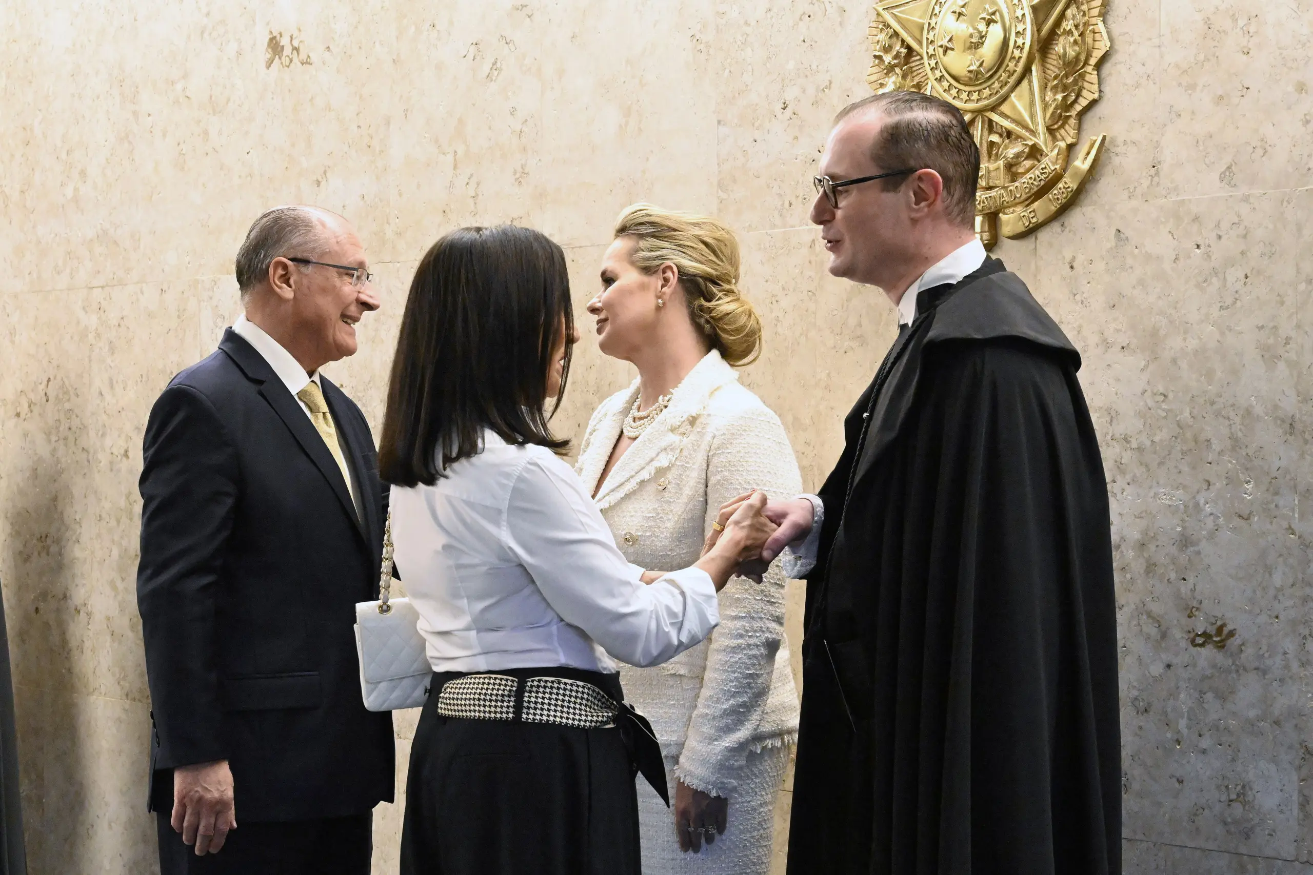 Cristiano Zanin, autor da decisão que motivou o pedido de anulação, cumprimenta Geraldo Alckmin na posse no STF