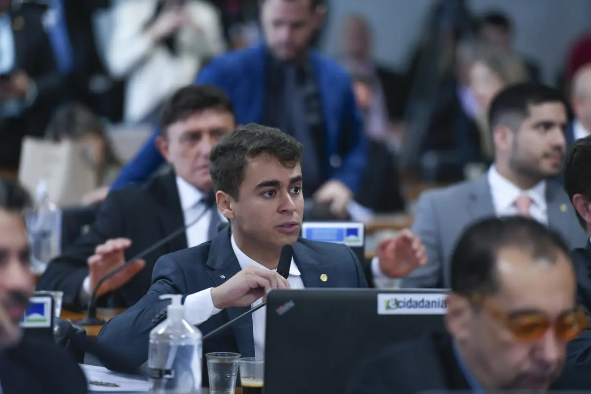 Nikolas Ferreira durante sessão em que discute os pedidos de Nikolas ao governo