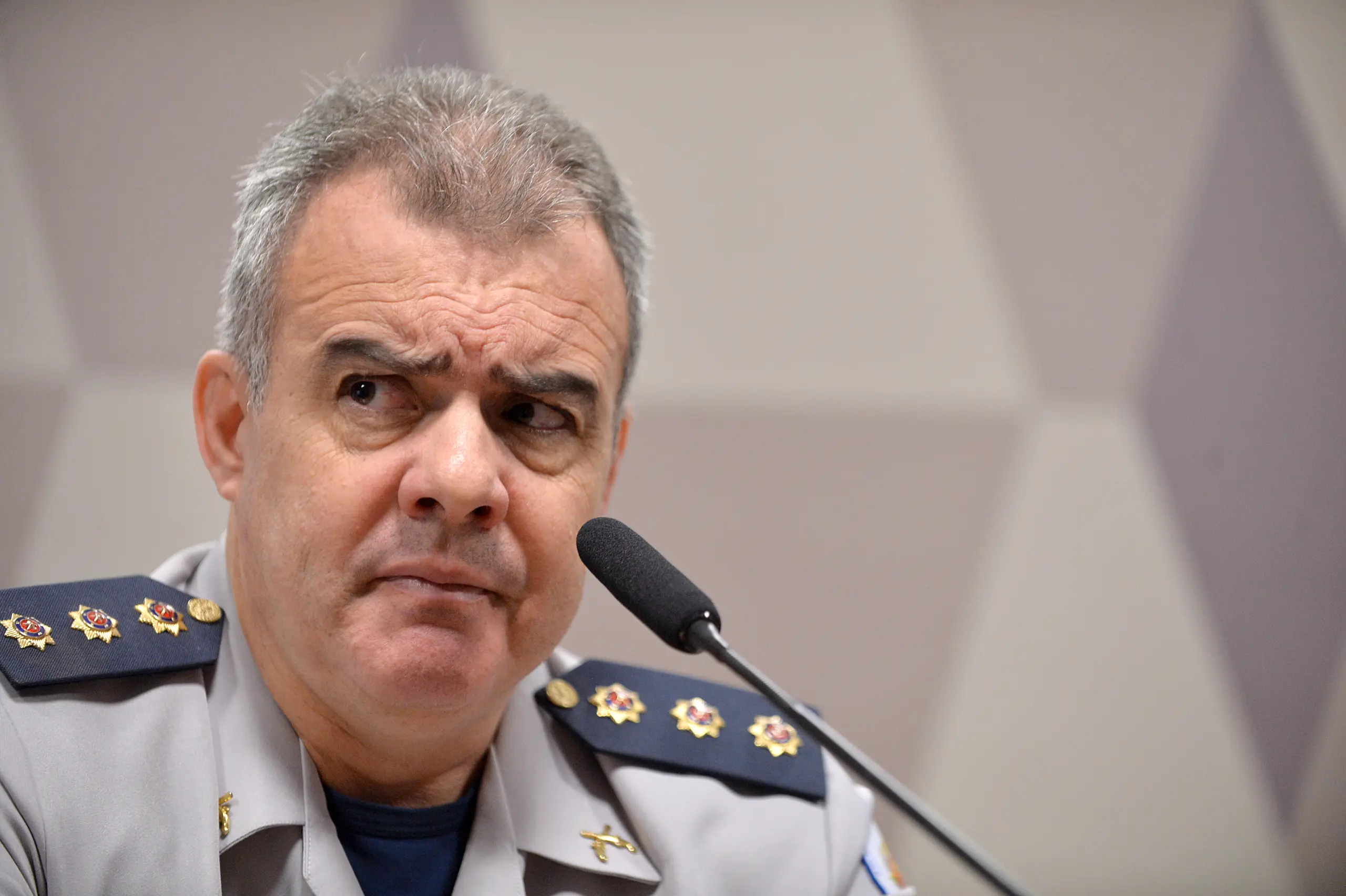 Jorge Eduardo Naime, ex-chefe de operações da PMDF, ouve pergunta durante depoimento à CPMI do 8 de janeiro em 2023