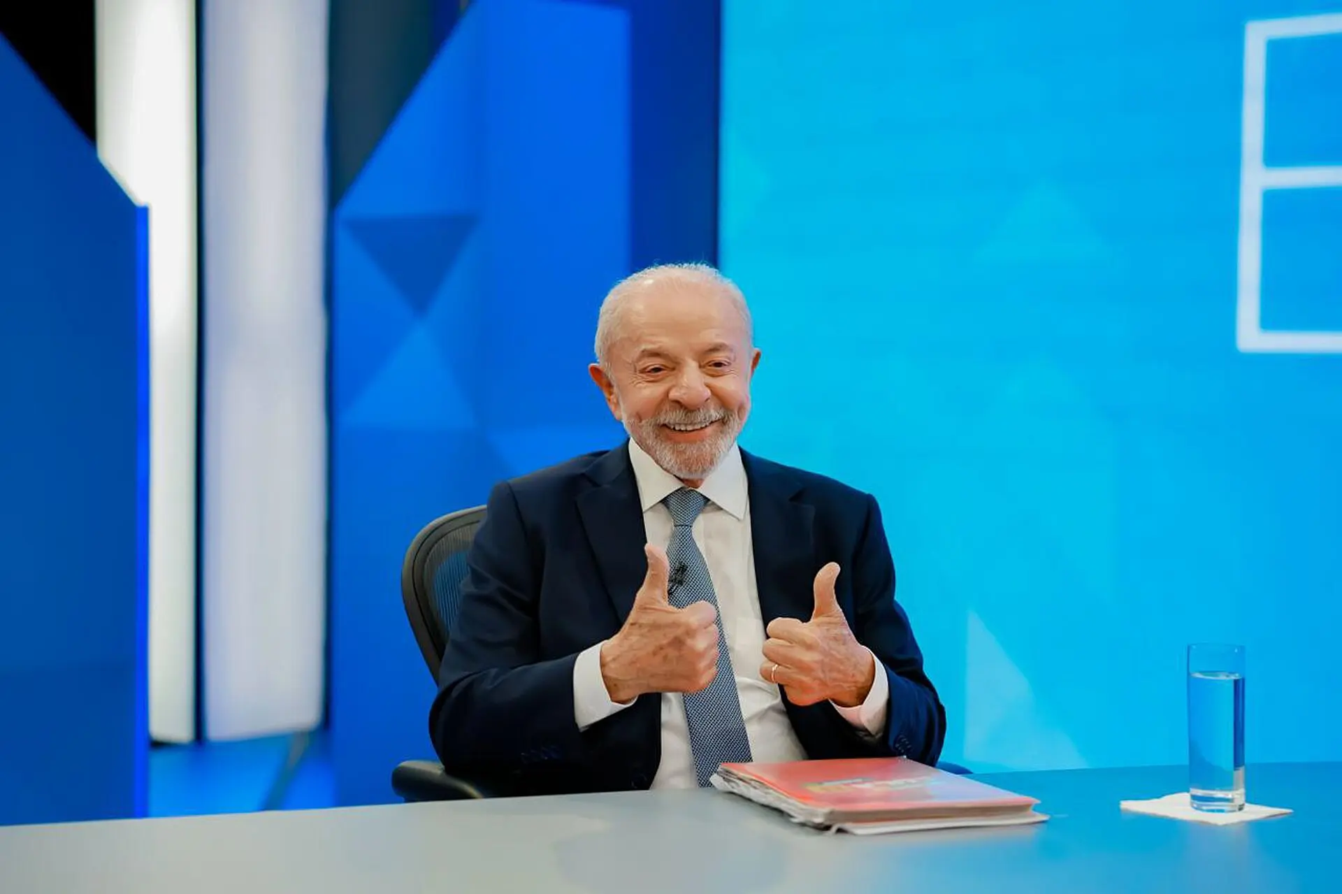 Lula faz sinal de positivo com as duas mãos na entrevista ao Jornal Nacional, citado na pesquisa DataTrends