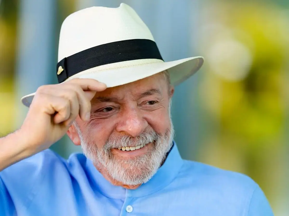 Presidente Lula sorri e ajusta o chapéu, em foto de arquivo ligada à pesquisa Gerp do segundo turno