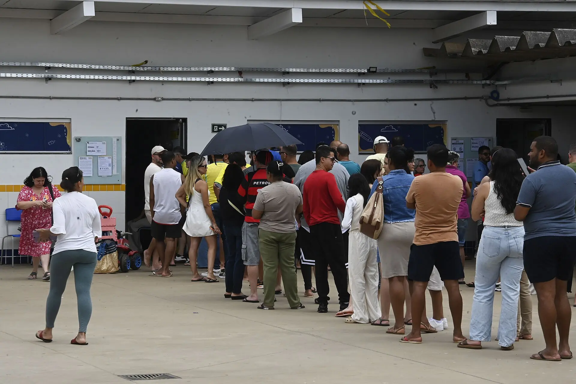 Fila de eleitores em seção eleitoral no 1º turno de 2026, antes da pesquisa Meio/Ideia do 2º turno