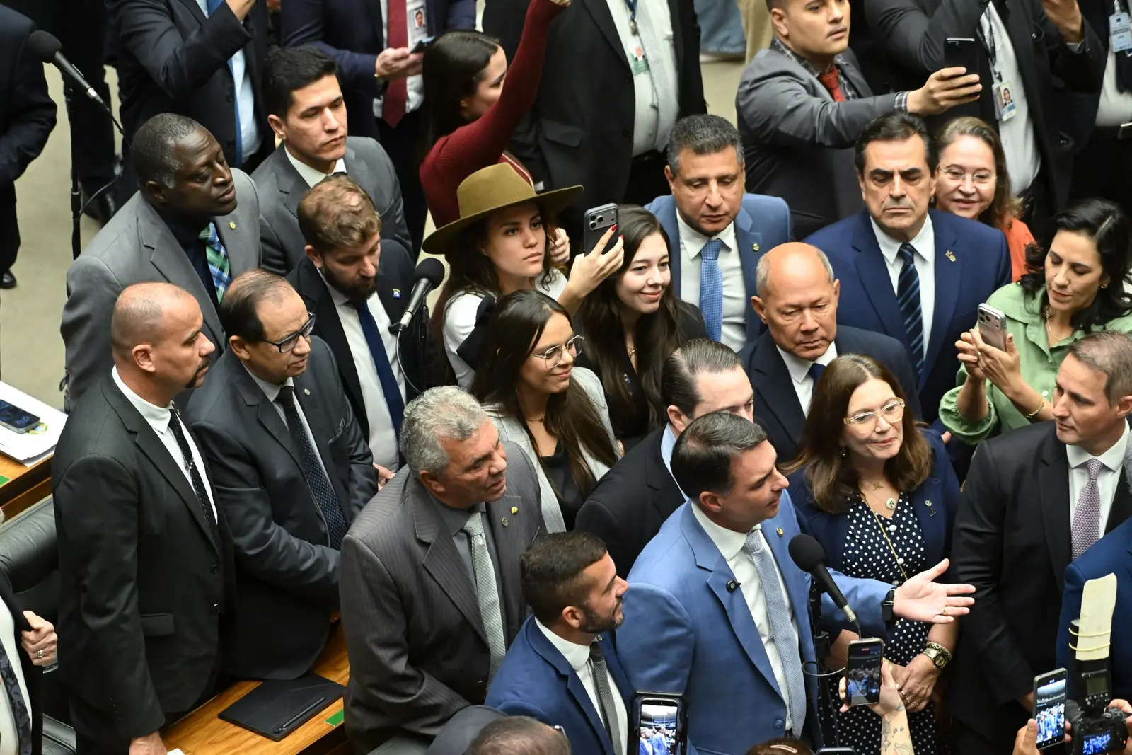Flávio Bolsonaro fala a jornalistas no plenário, em foto que ilustra a pesquisa Palver do segundo turno