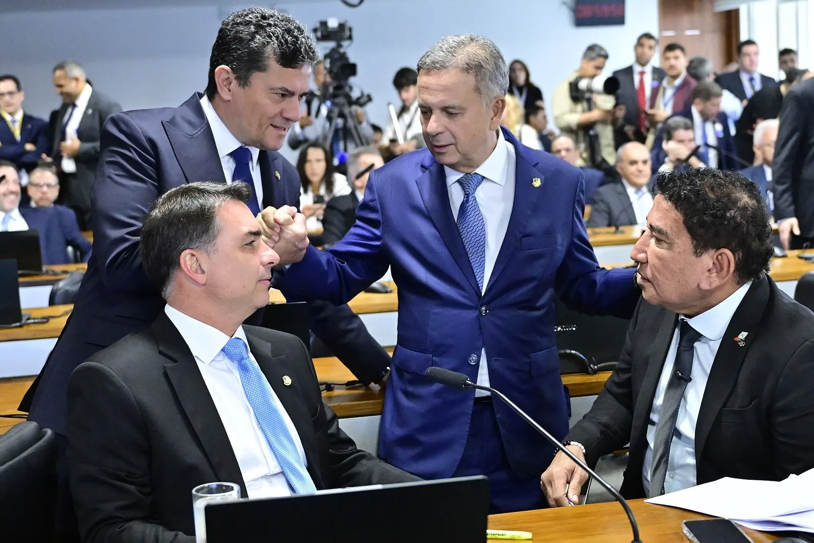 Senador Flávio Bolsonaro em reunião de comissão do Senado, tema da pesquisa PoderData