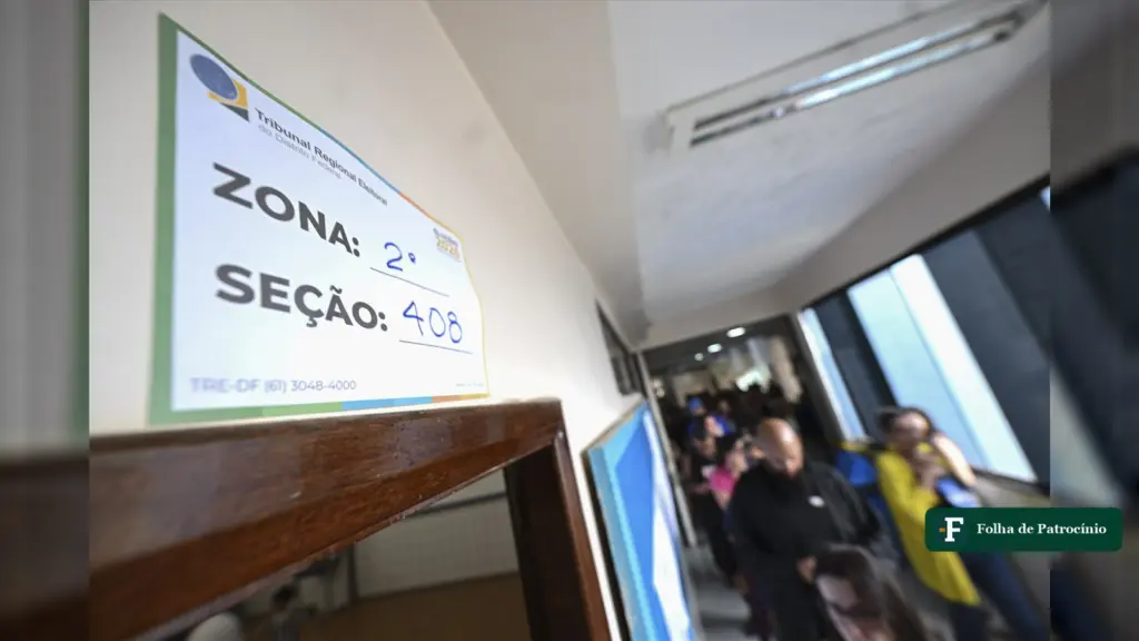Placa de zona e seção eleitoral em corredor com eleitores no 1º turno de 2026, em Brasília (foto: Saulo Cruz/Agência Senado, CC BY-SA 4.0)