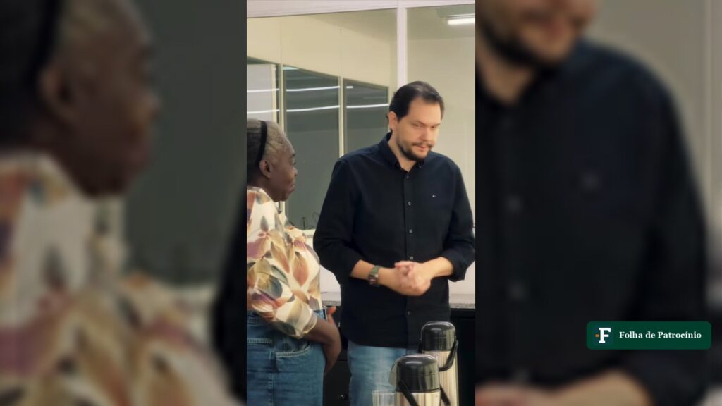 Prefeito Gustavo Brasileiro conversa com moradora no Prefeitura de Portas Abertas, no gabinete em Patrocínio
