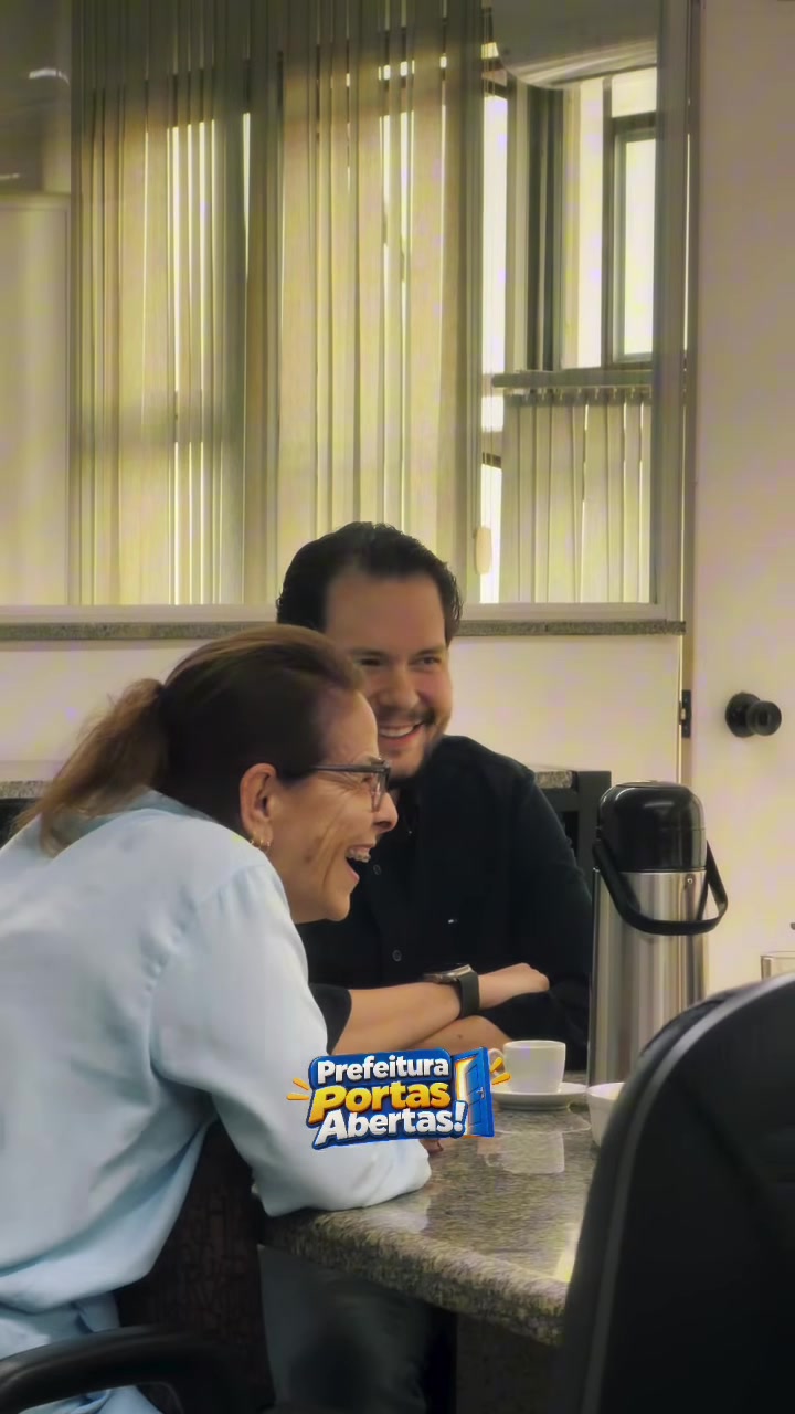Morador conversa à mesa no Prefeitura de Portas Abertas, na sala de reuniões do gabinete em Patrocínio