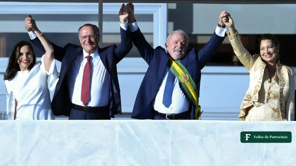 Posse de Lula em 2027: Lula e Alckmin erguem as mãos na posse de 1º de janeiro de 2023, a última no dia 1º