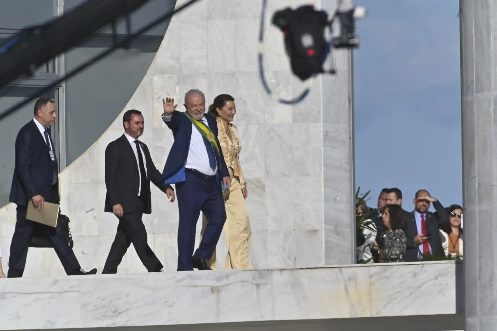 Posse de Lula em 2027: Lula e a primeira-dama Janja acenam na cerimônia de posse de 2023