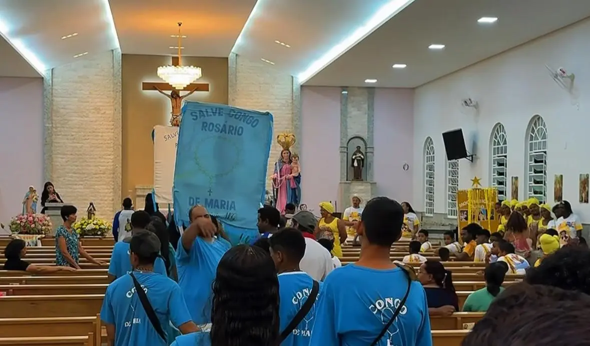 Congadeiros com estandarte na Igreja do Rosário, em Patrocínio, tradição ligada à pauta do conselho após a posse do Compir