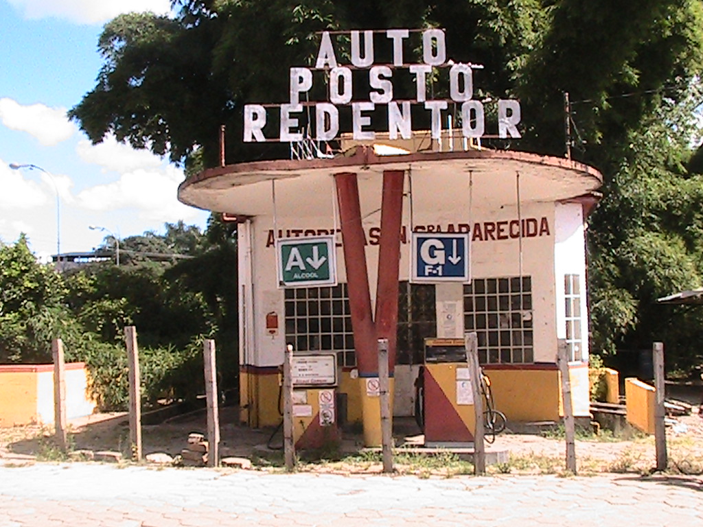 Combustíveis em Patrocínio: bombas antigas de álcool e gasolina em posto de Minas Gerais, foto ilustrativa