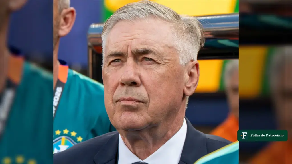 Carlo Ancelotti em pé no banco da seleção brasileira, olhando para cima