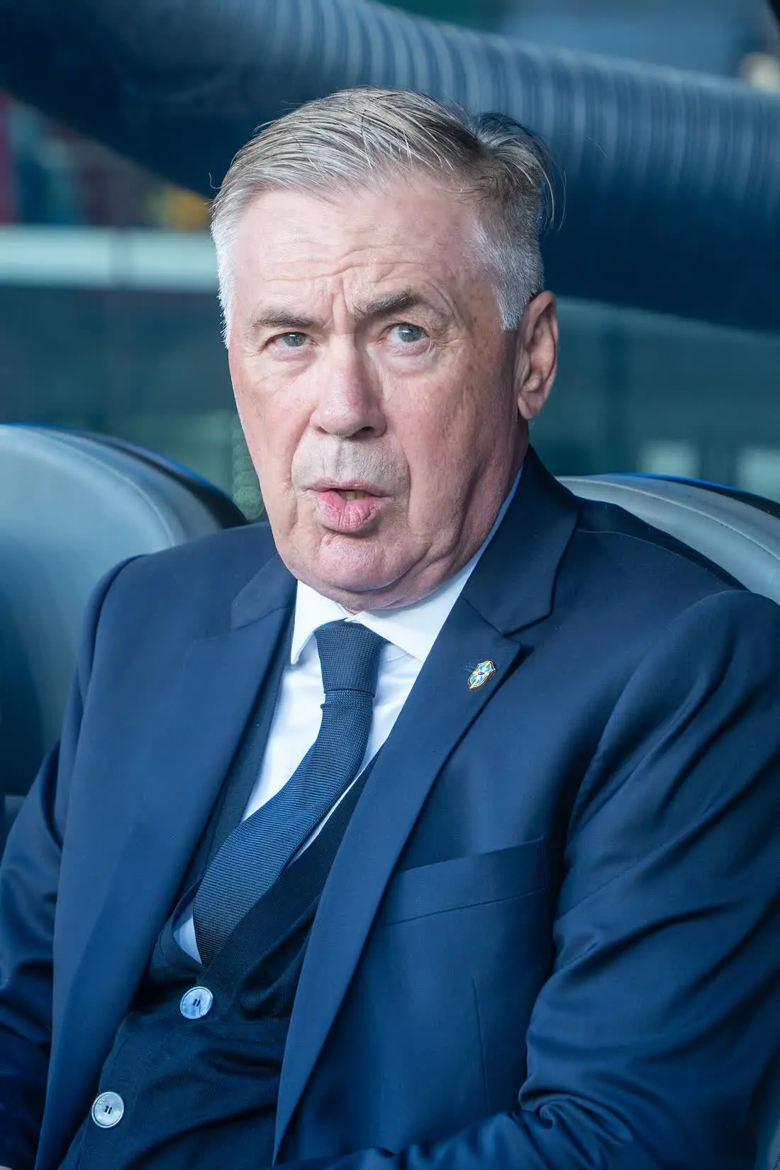 Pré-lista de Ancelotti: o técnico Carlo Ancelotti sentado no banco da seleção brasileira
