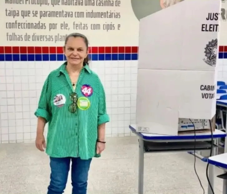 Tânia Yoshida, prefeita de Conceição do Jacuípe, em foto de arquivo ao lado de uma urna eletrônica