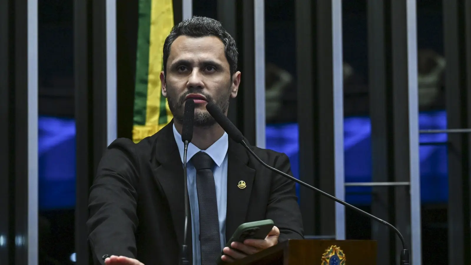 Cleitinho fala ao microfone na tribuna, contexto da eleição para a presidência da ALMG